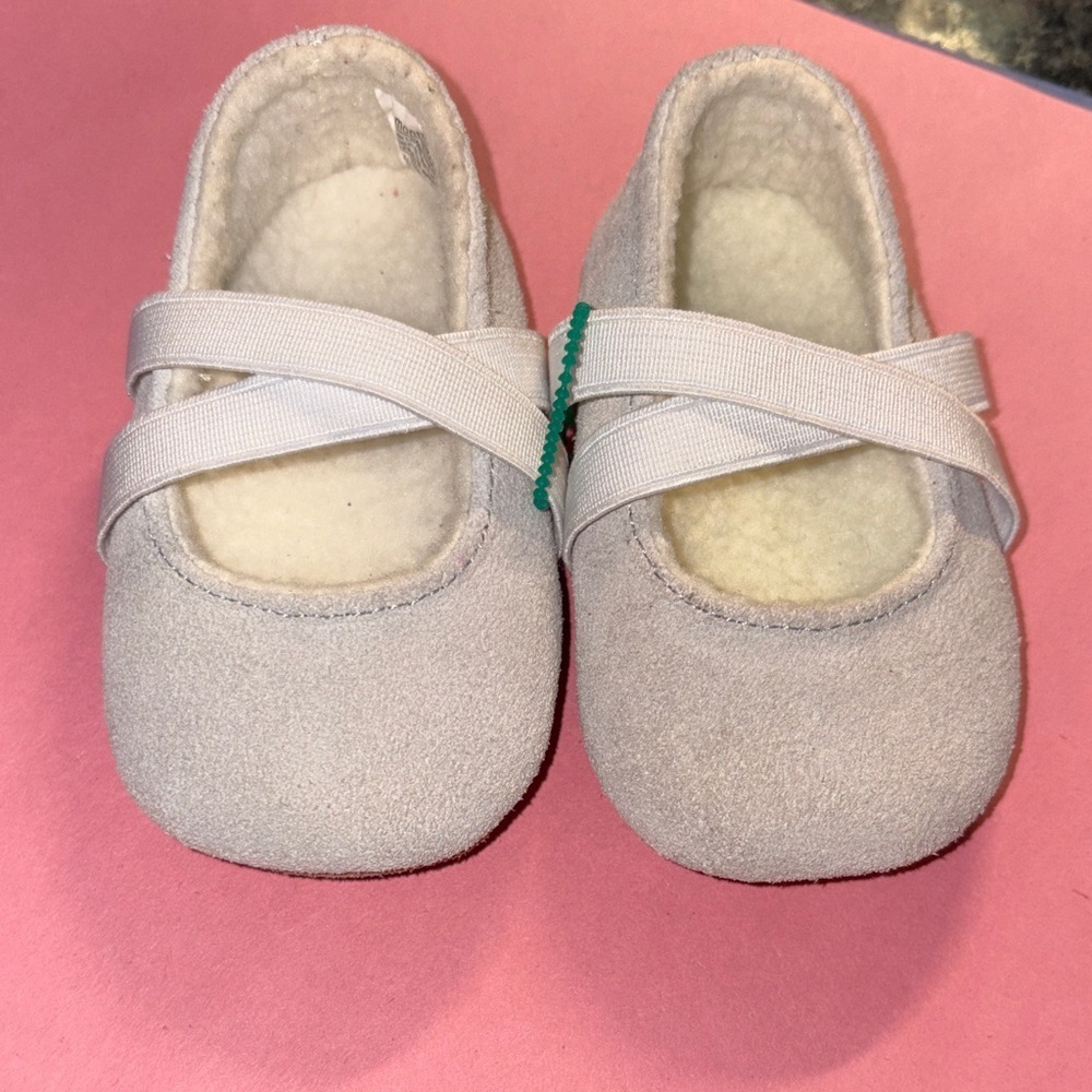 ROBEEZ infant girl shoes, excellent condition.